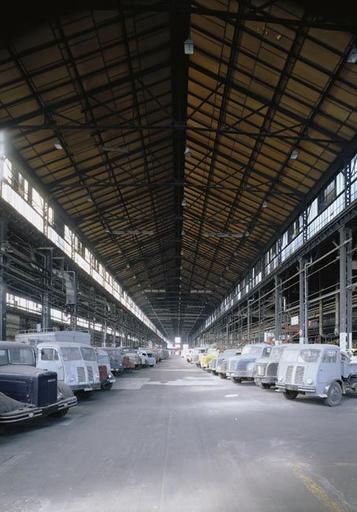 intérieur de la forge : 200mètres de long, btelier fermé en mai 2000, actuellement stockage des véhicules de la fondation Berliet.