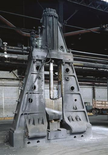 Marteau pilon (15 tonnes) qui a fonctionné à la vapeur (centrale vapeur) puis à l'air comprimé (forge).