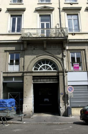 13 rue Dugas-Montbel, travée centrale avec balcon