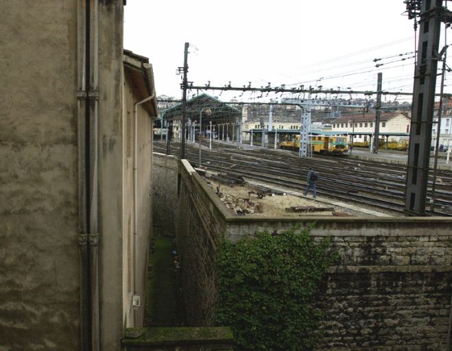 Vue de la ruelle longeant la gare au sud, depuis l'est