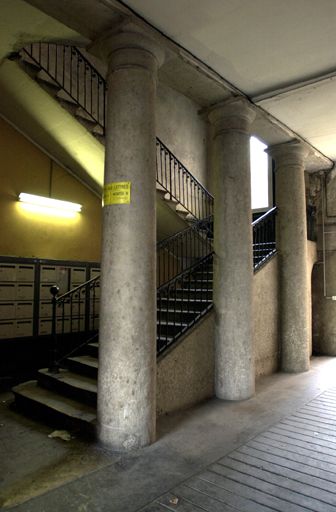 Vue du vestibule et du départ d'escalier