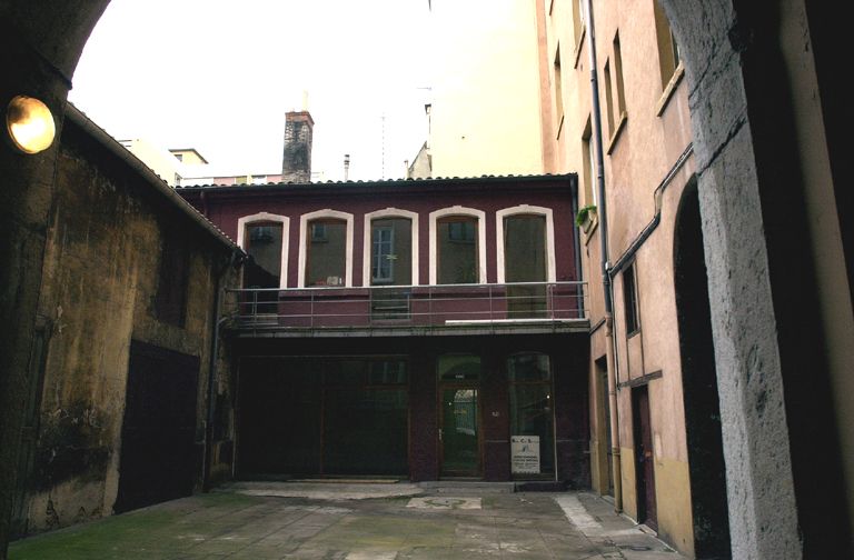 Vue de l'atelier en fond de cour