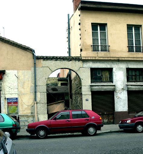 Vue du portail de la cour, rue Marc-Antoine-Petit