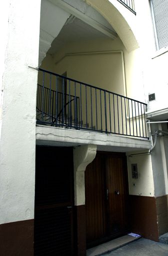 Vue du départ de l'escalier sur la cour