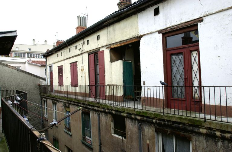 Vue de la coursière du dernier étage de l'immeuble sur cour