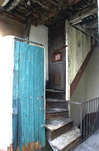 25 rue Marc-Antoine-Petit. WC communs construits dans la cage d'escalier