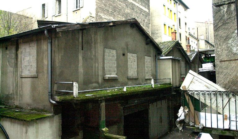 Vue des bâtiments construits à l'est de la cour