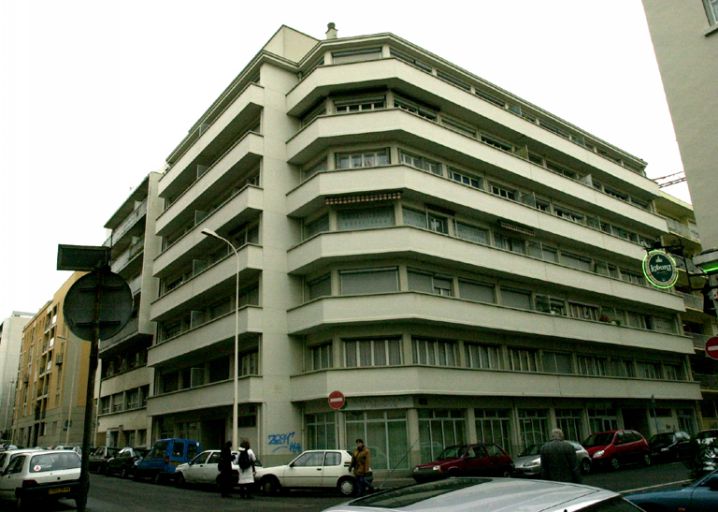 21 rue Marc-Antoine-Petit, immeuble à balcons filants et décrochements de façade