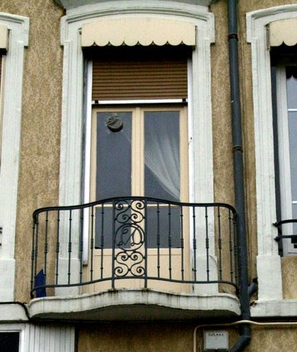 Elévation principale, détail du balcon au-dessus de la porte d'entrée