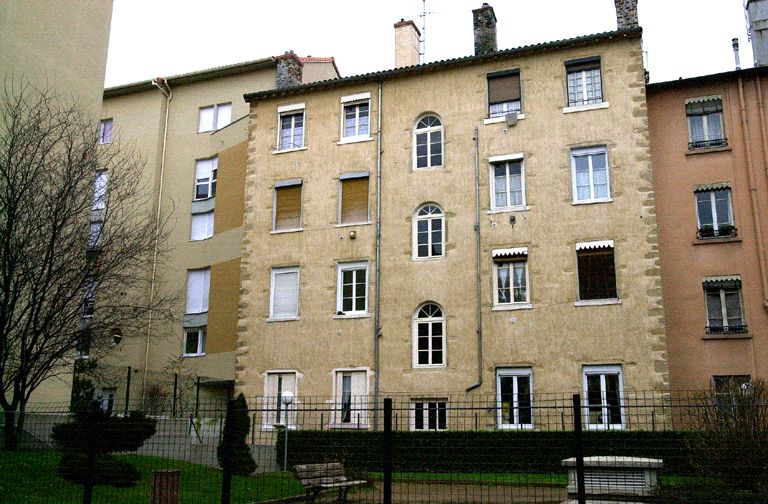 11 rue Smith. Travée d'ouvertures éclairant l'escalier, ouvrant sur la façade postérieure