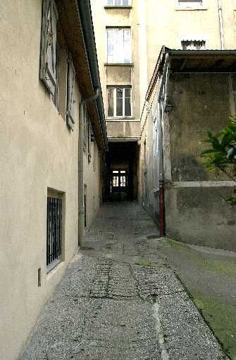 Dénivelé de la cour, 14 cours Charlemagne