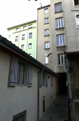 Elévations postérieures et tour d'escalier et vue du corps de bâtiment à droite de la cour