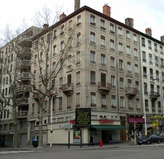 20 cours Charlemagne. Elévations avec encadrements de fenêtres soulignés