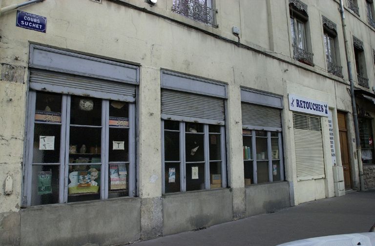 Vue du magasin d'éponges, cours Suchet