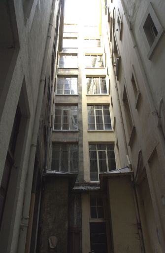 Vue des montées d'escalier parallèles depuis la cour