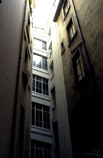 Vue de la travée d'escalier depuis la cour