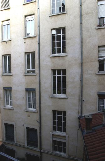 4 quai Rambaud. Travée d'ouvertures éclairant l'escalier, ouvrant sur la cour