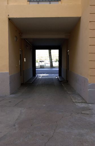 Vue du passage couvert quai Rambaud, depuis la cour, avec les trottoirs de chaque côté