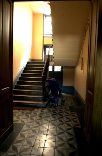 Vue du vestibule et de la montée d'escalier