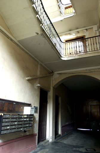 Vue du vestibule et de l'escalier