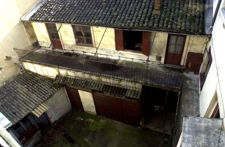 Vue de l'immeuble en fond de cour