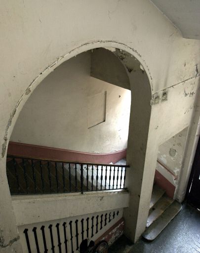 Vue de la 1ère volée d'escalier et de l'arcade du mur d'échiffre