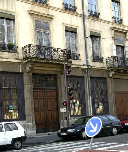 Vue de l'entrée et de son balcon