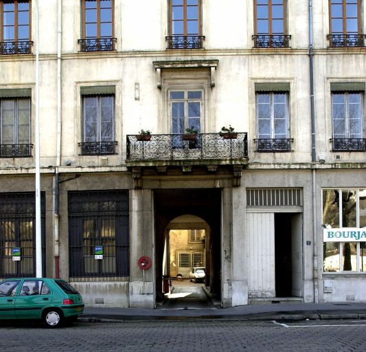 Vue du passage cocher vers la cour et de l'entrée du 12 quai Rambaud