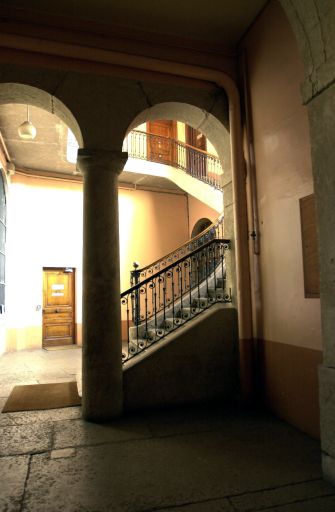 Vue de l'escalier depuis le vestibule