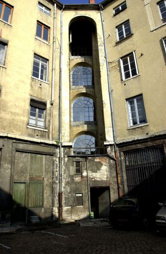 Vue de la travée d'escalier depuis la cour