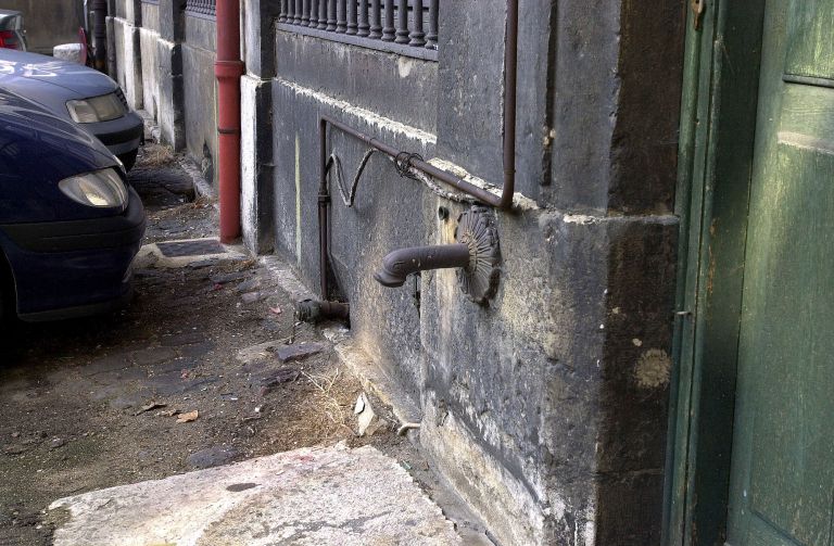 Fontaine dans la cour