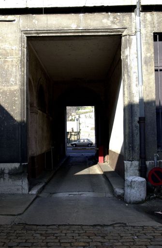 Vue du passage cocher depuis la cour