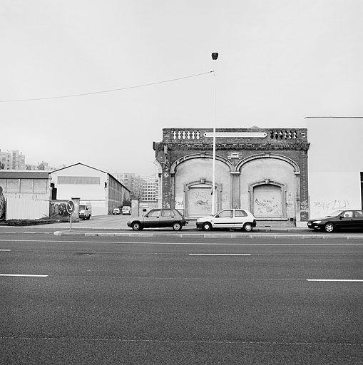 Vestige du portail avec date portée et enseigne