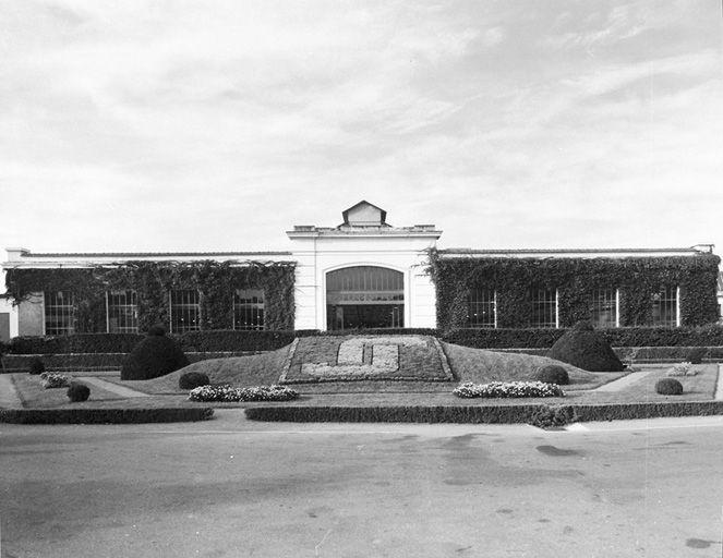 Entrée principale avec logo végétal (1971)