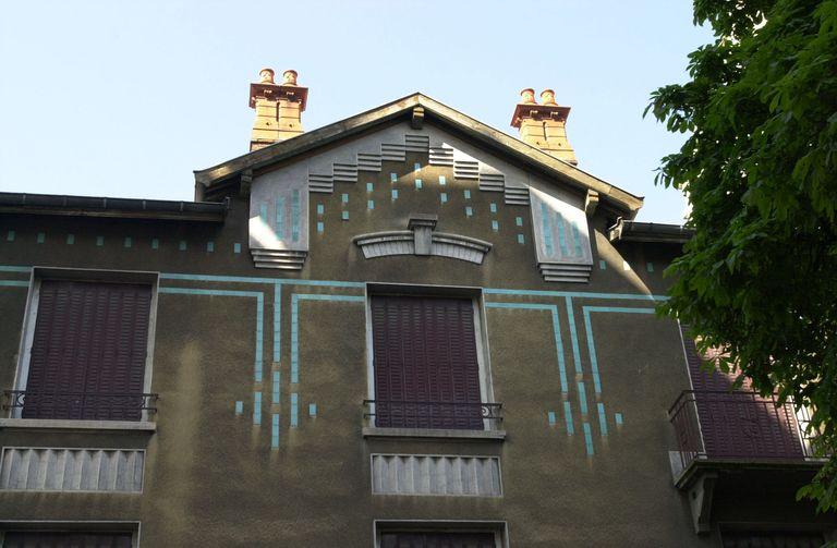 Détail décor céramique façade maison
