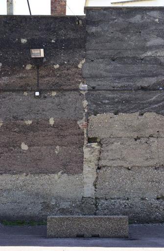 Détail mur de l'usine en mâchefer