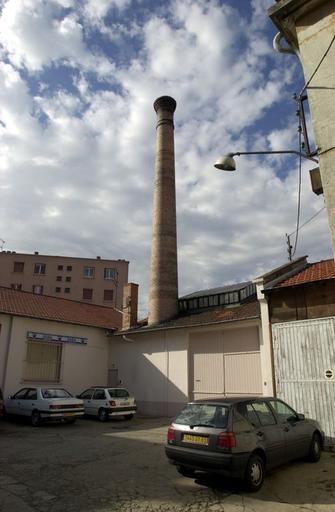 détail cheminée d'usine et toit lanterneau