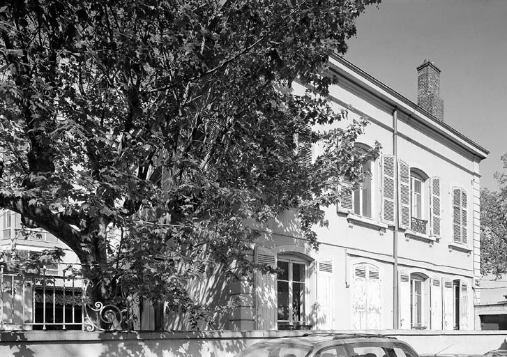 Vue sud de la maison patronale, mur mitoyen à la cour de la fonderie