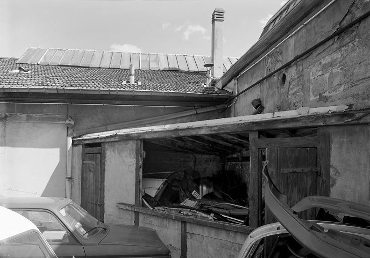 Anciens vestiaire, reste à l'intérieur les porte-manteaux