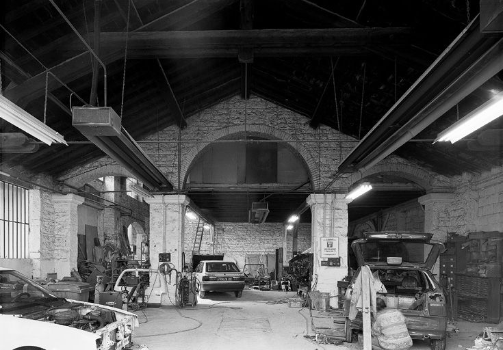 Vue de l'intérieur du grand atelier, arc en plein cintre entre deux arcs segmentaires