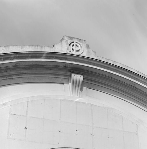 Détail chiffre PDC en médaillon de la façade de l'usine