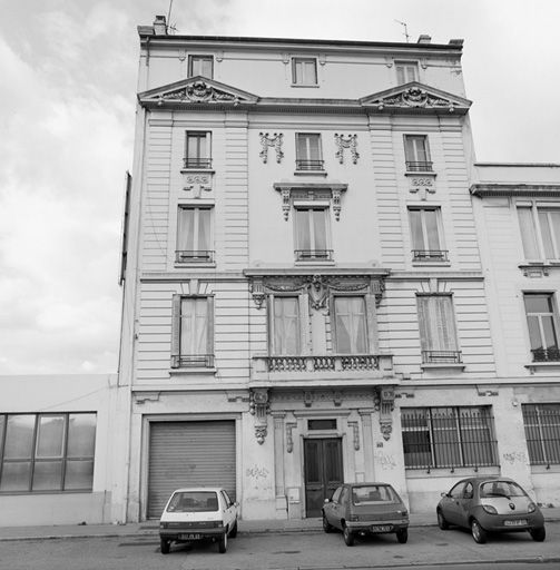 Vue est bâtiment logement patronal