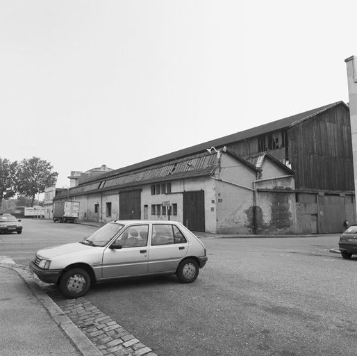 Vue nord-ouest des ateliers de fabrication : grande halle et shed