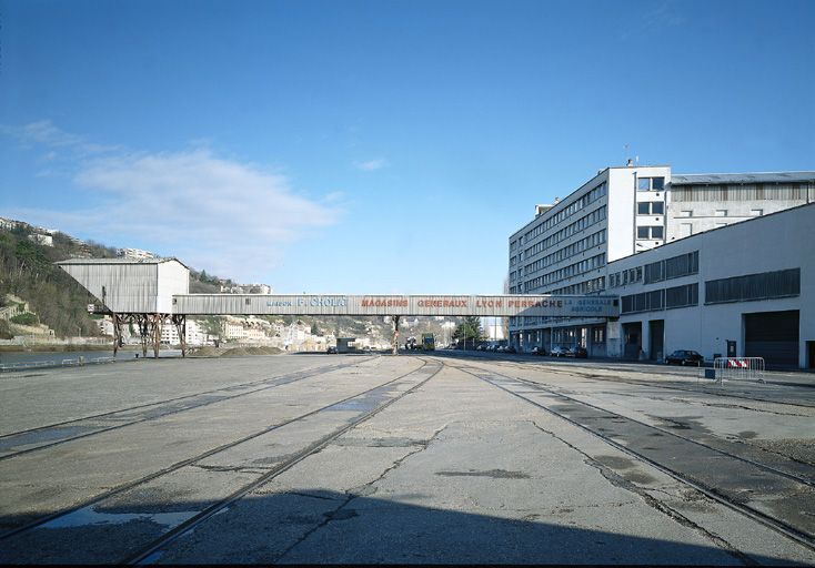 Vue sud, façade et passerelle de chargement