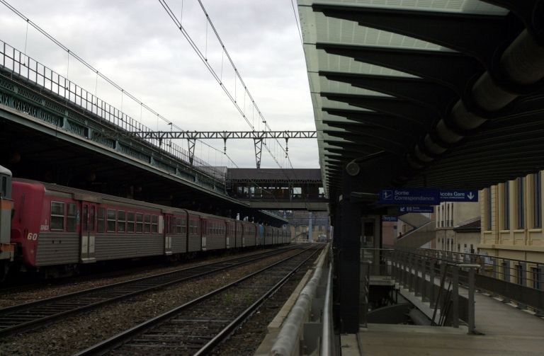 La passerelle surplombant les voies ferrées