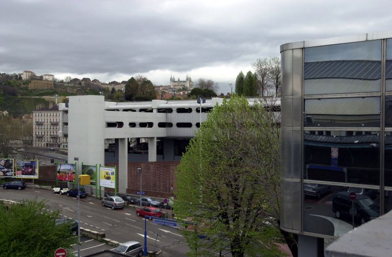 Bloc de parkings ouest en béton