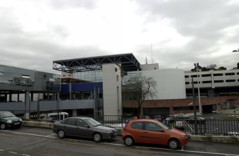 Vue d'ensemble du centre d'échanges et du bloc est de parkings