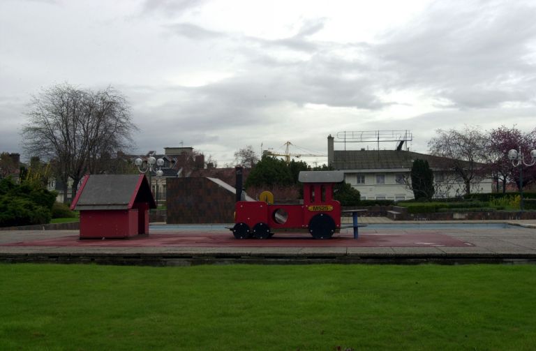 Jeux en plein air de la halte-garderie : jardins suspendus, côté Saône