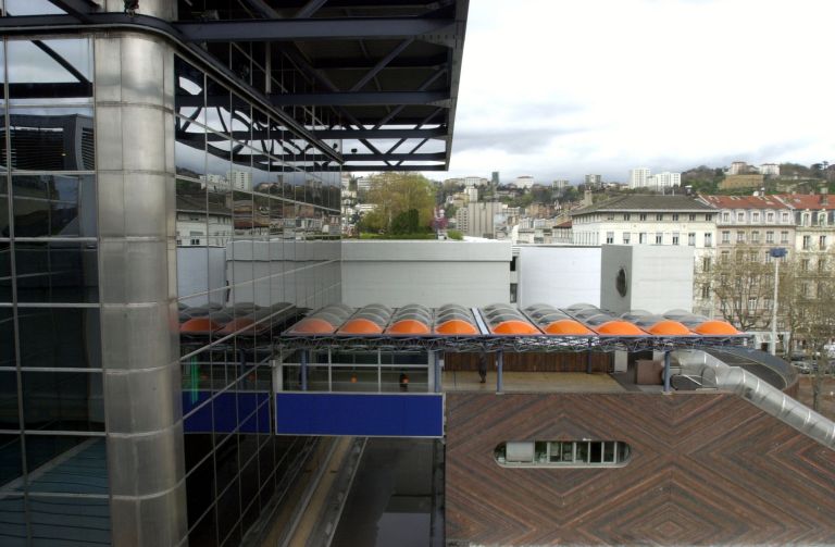 L'entrée nord du mail à la sortie des escalators de la place Carnot depuis les jardins suspendus côté Rhône