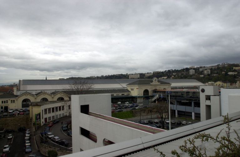 La gare de Perrache : vue depuis la terrasse des jardins, côté Rhône